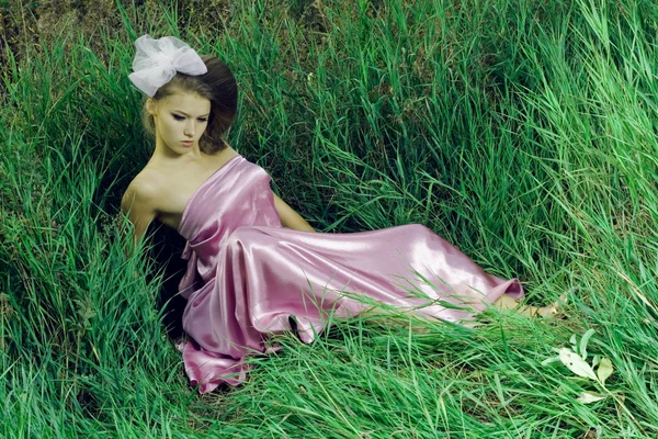 Beautiful girl in green grass — Stock Photo, Image