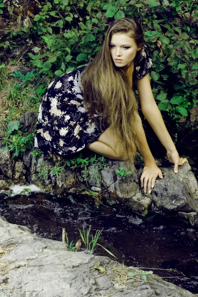 Hermosa chica en piedras —  Fotos de Stock