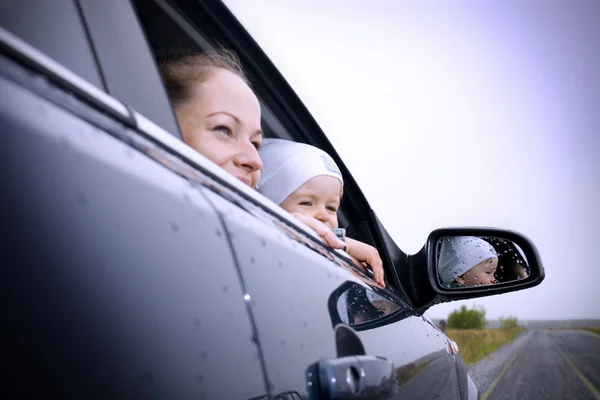 Mother and son in a car — Stock Photo, Image