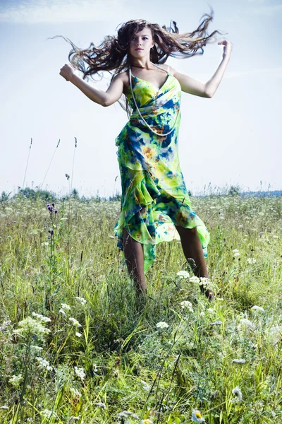 Mooi meisje in groene veld — Stockfoto