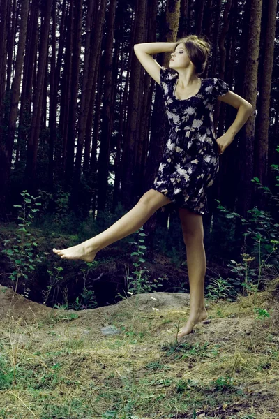 Menina bonita em uma floresta selvagem — Fotografia de Stock