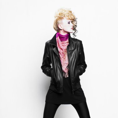 sanat saç modeli ile güzel bir kadın. moda fotoğraf