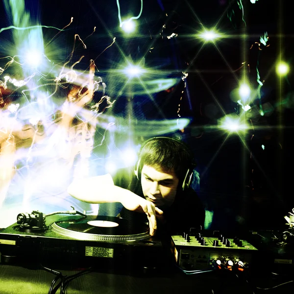 Dj tocando música electrónica progresiva disco house en el concierto — Foto de Stock