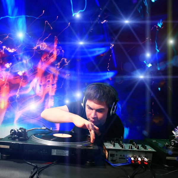 DJ odtwarzanie muzyki progresywnego electro disco house na koncercie — Zdjęcie stockowe