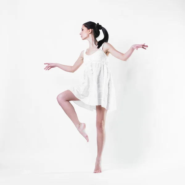 ダンスと光の白いドレスを着て美しい女性 — ストック写真