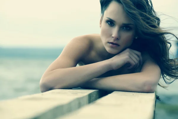 Mulher loira jovem bonita ao ar livre retrato perto do lago — Fotografia de Stock