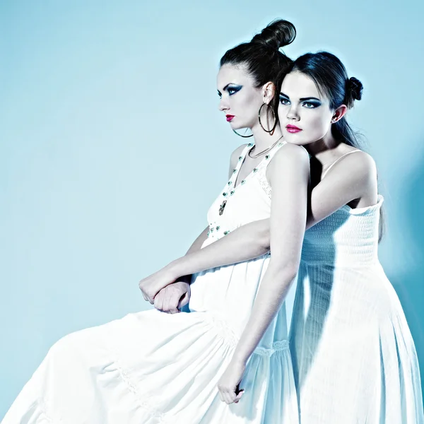 Foto de moda de dos mujeres hermosas —  Fotos de Stock