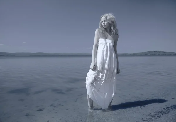 Belle jeune femme blonde en plein air portrait près du lac — Photo