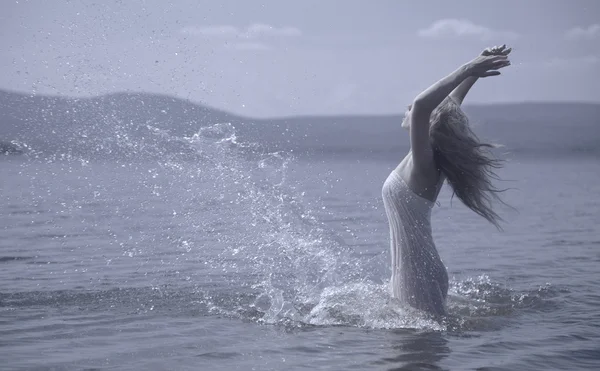 水で美しい女性 — ストック写真