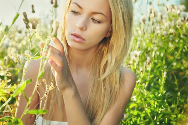 Schöne junge blonde Frau im Freien. sonniger Tag — Stockfoto