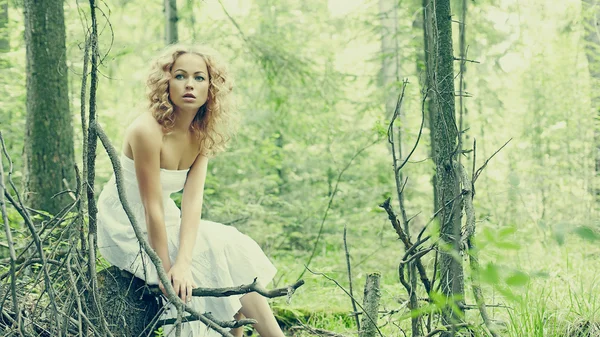 Retrato de una hermosa mujer rubia en el bosque de hadas — Foto de Stock