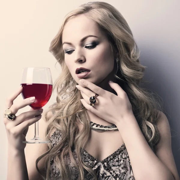 Mulher loira bonita com vinho tinto de vidro — Fotografia de Stock