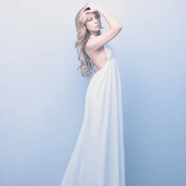 Retrato de mujer hermosa de pie en vestido blanco — Foto de Stock