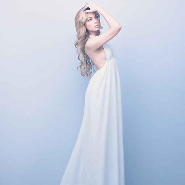 Портрет красивой женщины в белом платье
