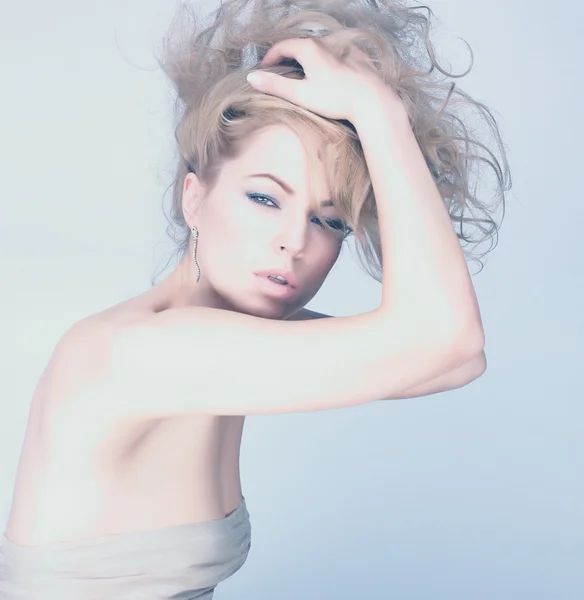 Portret van een jonge vrouw met blond haar, mooie ogen, sensuele lippen en schone huid — Stockfoto