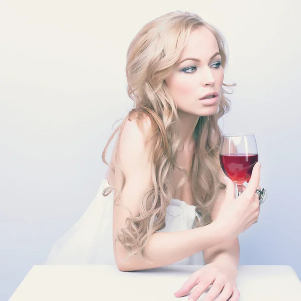 Krásná blondýnka s sklo červené víno — Stock fotografie
