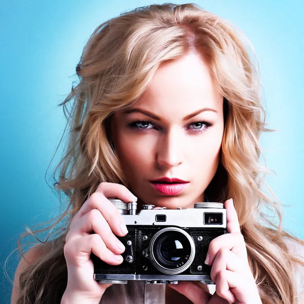 Blond kobieta z aparatu — Zdjęcie stockowe