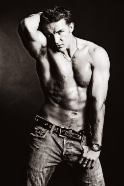 güzel bir genç adam poz