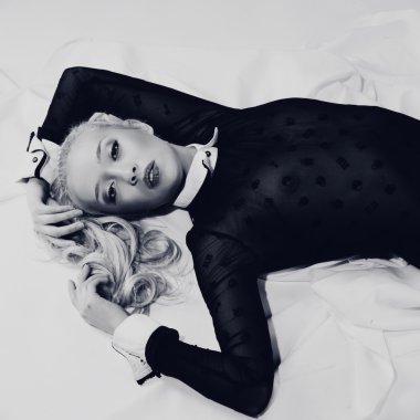 yatakta sarışın kadın