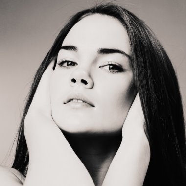 Koyu saçlı güzel model