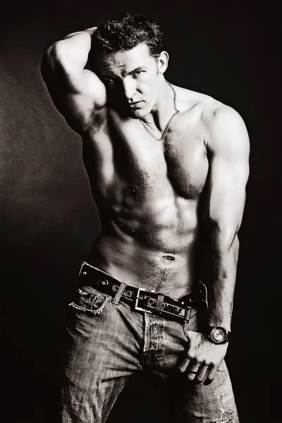 güzel bir genç adam poz