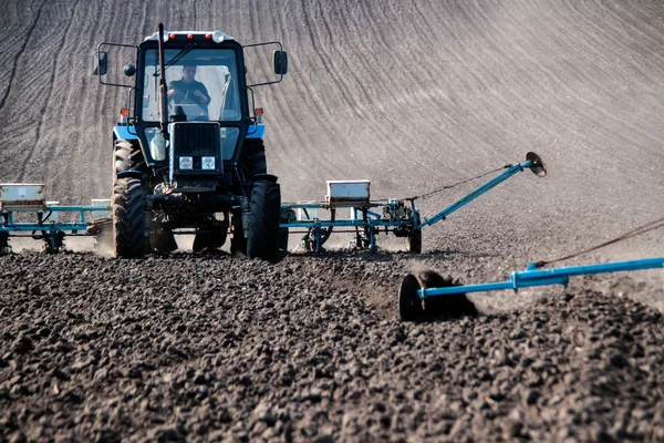 Trattore con seminatore in campo — Foto Stock