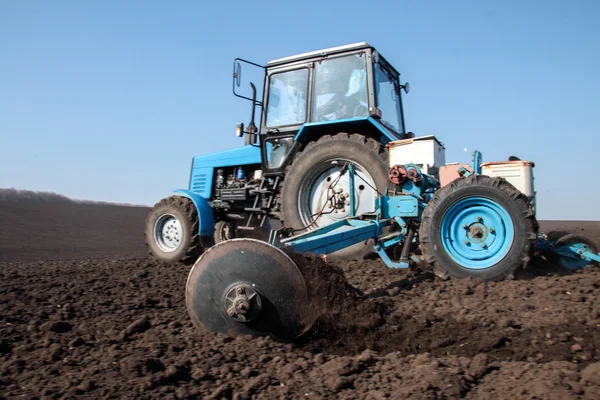 Traktor med såningsmannen på fältet — Stockfoto