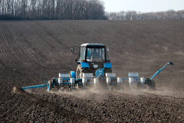 Trator com semeador no campo — Fotografia de Stock