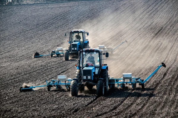 Trattori con seminatrici in campo — Foto Stock