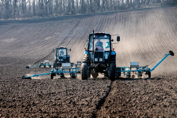 Trattore con seminatore in campo — Foto Stock