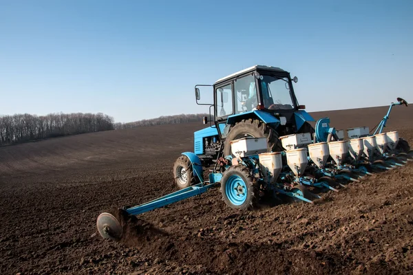 Trattore con seminatore in campo — Foto Stock