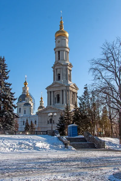 Καμπαναριό του καθεδρικού ναού Κοιμήσεως Θεοτόκου στο Χάρκοβο, Ουκρανία — Φωτογραφία Αρχείου