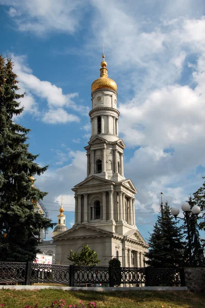 Καμπαναριό του καθεδρικού ναού Κοιμήσεως Θεοτόκου στο Χάρκοβο, Ουκρανία — Φωτογραφία Αρχείου