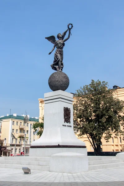 Ukrayna'nın bağımsızlığını Anayasa Meydanı kharkiv, Ukrayna'nın onur Anıtı — Stok fotoğraf