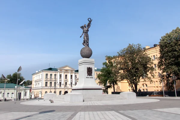 Monument en l'honneur de l'indépendance de l'Ukraine sur la place de la Constitution à Kharkiv, Ukraine — Photo