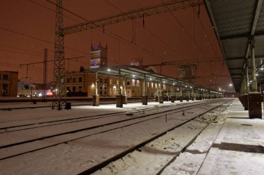 Kharkiv, Ukrayna - 28 Ocak 2022: Harkiv Yolcu Tren İstasyonu. Gece fotoğrafı..