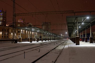Kharkiv, Ukrayna - 28 Ocak 2022: Harkiv Yolcu Tren İstasyonu. Gece fotoğrafı..