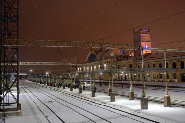 Kharkiv, Ukrayna - 28 Ocak 2022: Harkiv Yolcu Tren İstasyonu. Gece fotoğrafı..