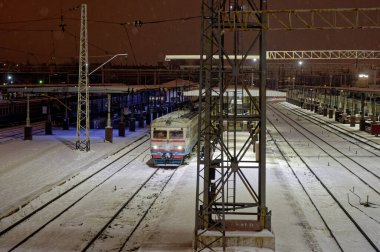 Kharkiv, Ukrayna - 28 Ocak 2022: Harkiv Yolcu Tren İstasyonu. Gece fotoğrafı..