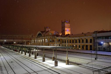 Kharkiv, Ukrayna - 28 Ocak 2022: Harkiv Yolcu Tren İstasyonu. Gece fotoğrafı..