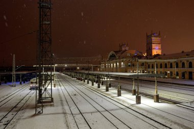 Kharkiv, Ukrayna - 28 Ocak 2022: Harkiv Yolcu Tren İstasyonu. Gece fotoğrafı..