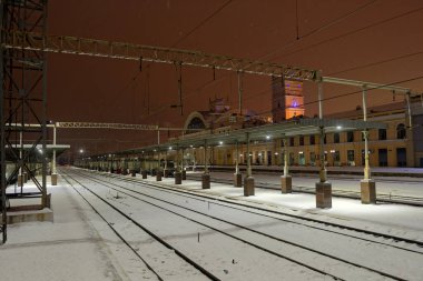 Kharkiv, Ukrayna - 28 Ocak 2022: Harkiv Yolcu Tren İstasyonu. Gece fotoğrafı..
