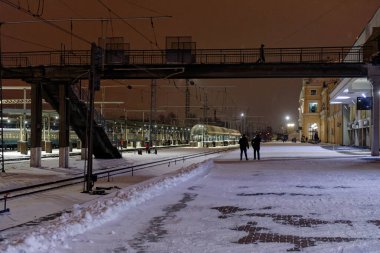 Kharkiv, Ukrayna - 28 Ocak 2022: Harkiv Yolcu Tren İstasyonu. Gece fotoğrafı..