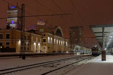 Kharkiv, Ukrayna - 28 Ocak 2022. Kharkiv 'deki Merkez Tren İstasyonu (Güney Tren İstasyonu) Terminali' nin yakınındaki platformdan görüntüle