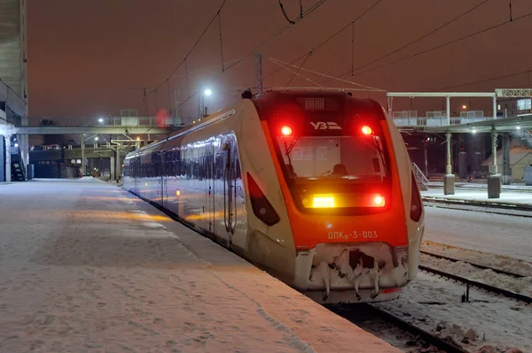 Kharkiv Ukraina Januari 2022 Järnvägståget Dpkr Avgår Från Stationsplattformen Kharkiv — Stockfoto