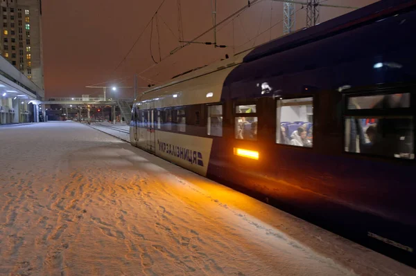 Kharkiv Ukraina Januari 2022 Järnvägståget Dpkr Avgår Från Stationsplattformen Kharkiv — Stockfoto