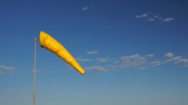 Calcetín de viento naranja — Vídeo de stock