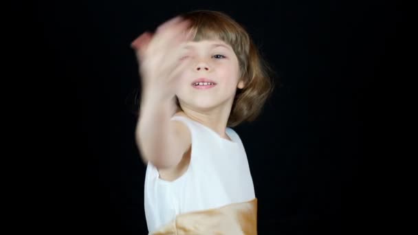 Pieni tyttö suihinotto suukkoja ja tanssia — kuvapankkivideo