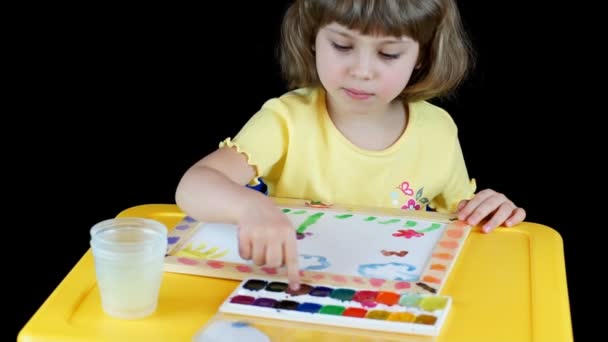 Little girl playing with watercolors — Stock Video