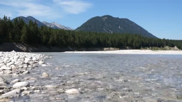 Fluss in den Alpen — Stockvideo